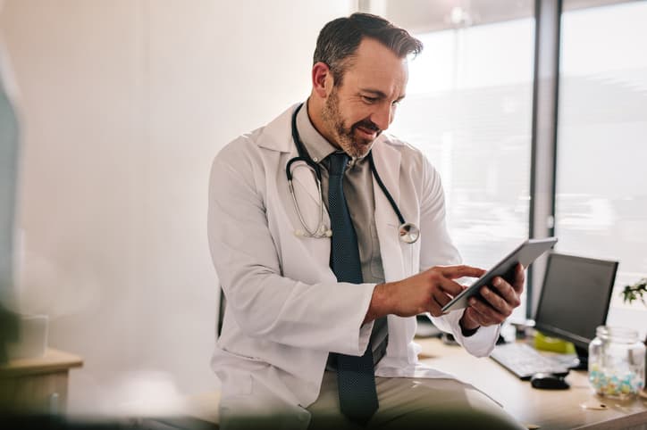 Médico atendendo online